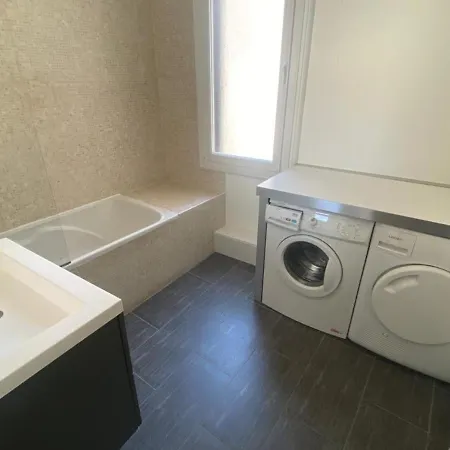 Charmant T3 Lumineux Avec Cuisine Neuve Et Proche Plages A Saint Charles, - Fr-1-239-968 *