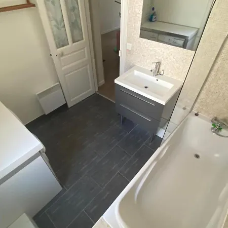 Charmant T3 Lumineux Avec Cuisine Neuve Et Proche Plages A Saint Charles, - Fr-1-239-968 *